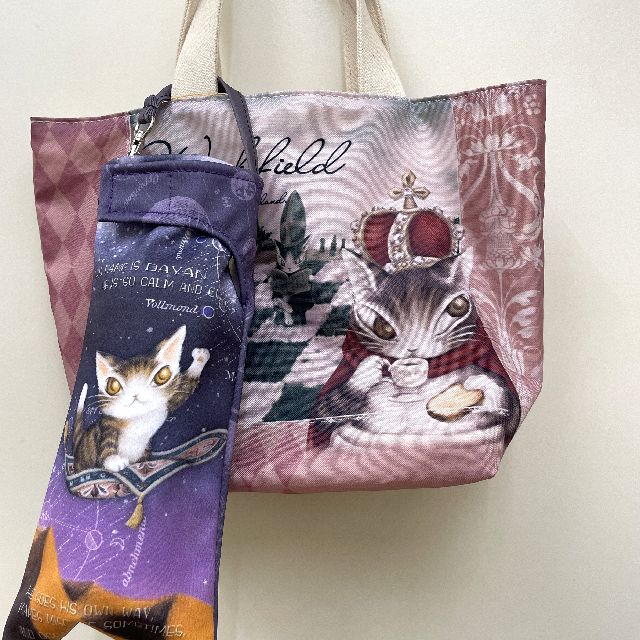 猫のダヤンの折り傘＆ペットボトルカバー空飛ぶ絨毯柄をバッグに掛けた画像