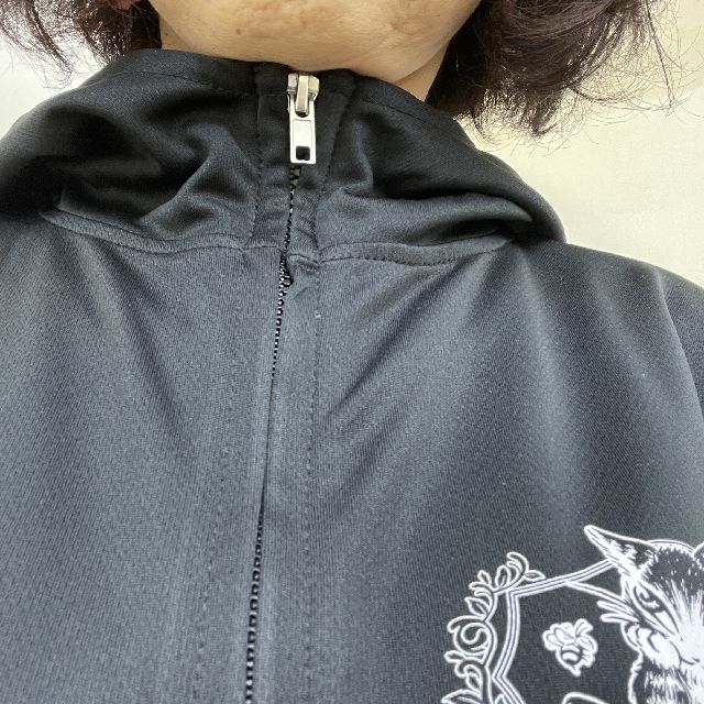 猫のダヤンのジップアップパーカー頬杖柄UV加工猫耳付きの襟の画像
