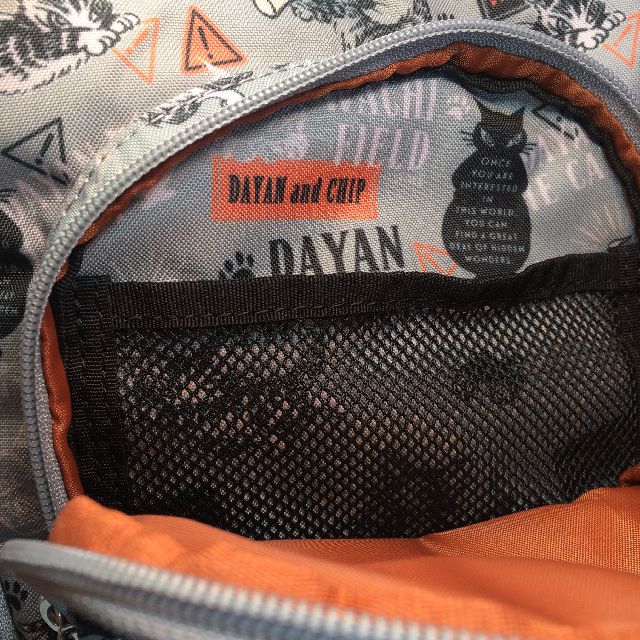 猫のダヤンの撥水ショルダーバッグ「DAYAN＆CHIP」柄のオモテ側のメッシュポケット画像