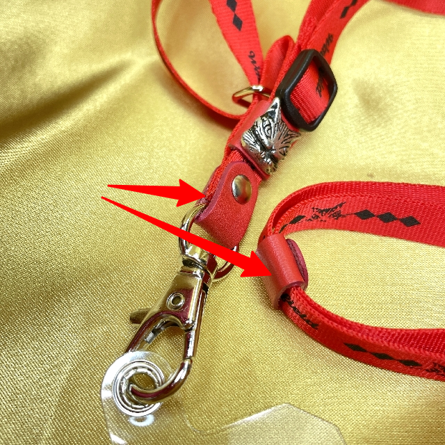 猫のダヤンのネックストラップ腕組みダヤン赤色の本革部品の画像