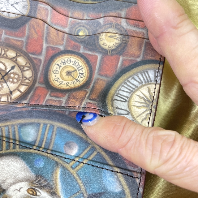 猫のダヤンの二つ折り財布「大時計」柄のポケットの画像