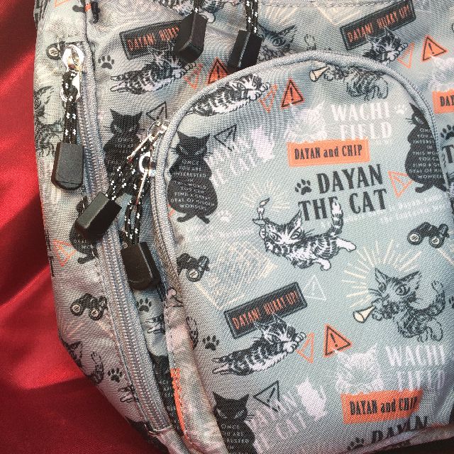 猫のダヤンの撥水ショルダーバッグ「DAYAN＆CHIP」柄の脇のファスナーポケット画像
