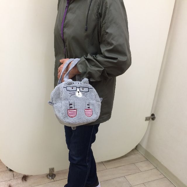 クスグルジャパンのネコザワ丸いボア生地バッグを手に持った画像