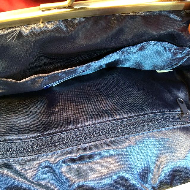 ルートート猫刺繡がま口バッグの内側の画像