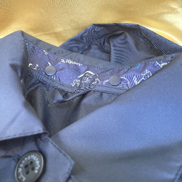 マンハッタナーズのレインコート「ミュージックキャット」柄ネイビー色の襟の内側の絵柄の画像