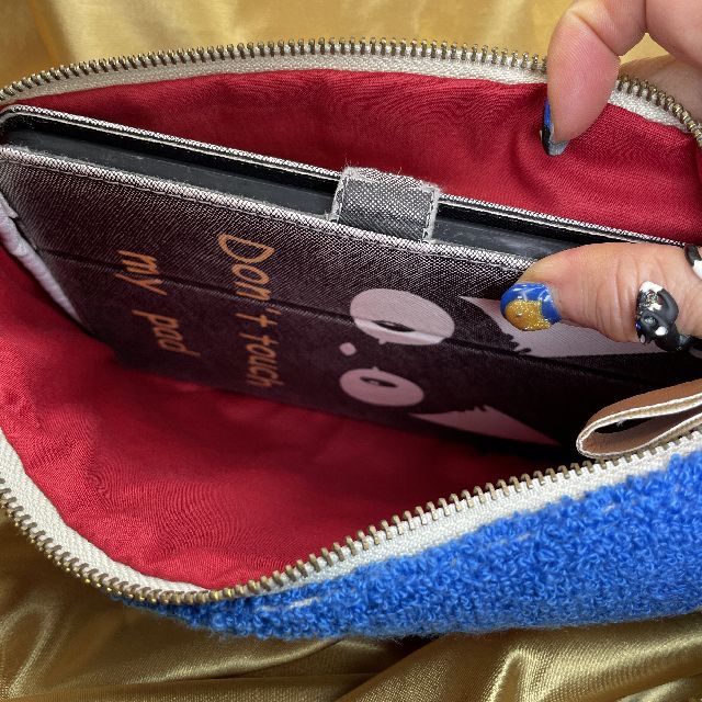 リサ・ラーソンのポーチ・ポイントマイキー柄にアイパッドミニを入れた画像