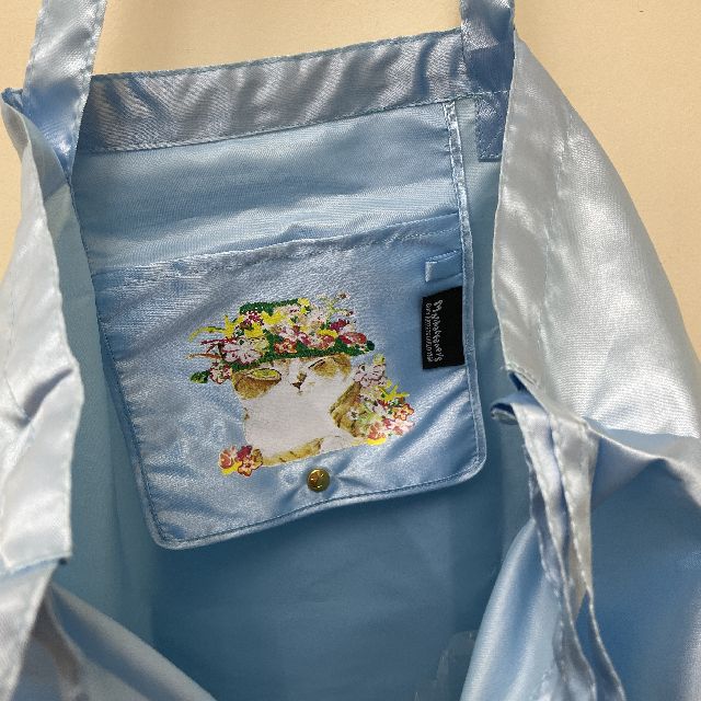 マンハッタナーズのレインバッグ「ミケちゃんの花冠」柄のブルー色の内側画像