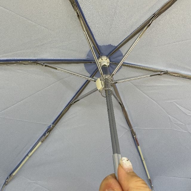 マンハッタナーズの折りたたみ傘ワンポイント柄ライトブルー色の内側の画像
