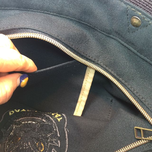 ダヤンの刺繍ロゴトートバッグの内側のポケット部分の画像