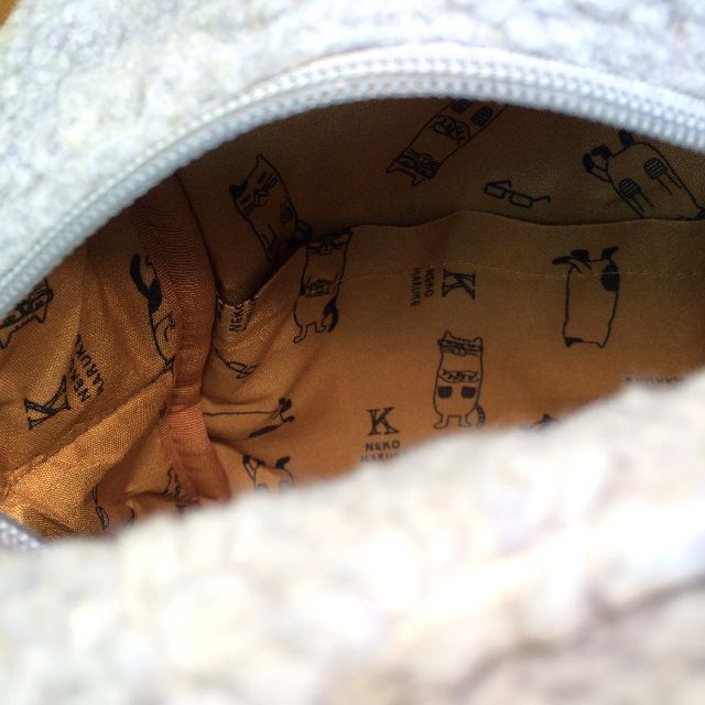 クスグルジャパンのネコザワ丸いボア生地バッグの内側のポケット部分のクローズアップ画像