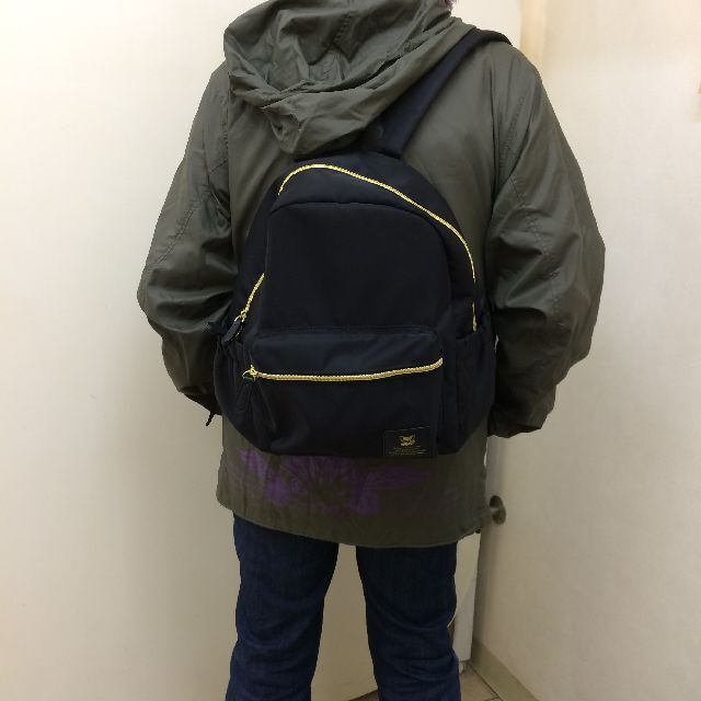 猫のベベダヤンの小さ目黒色内側タイル柄のリュックサックを背負った画像
