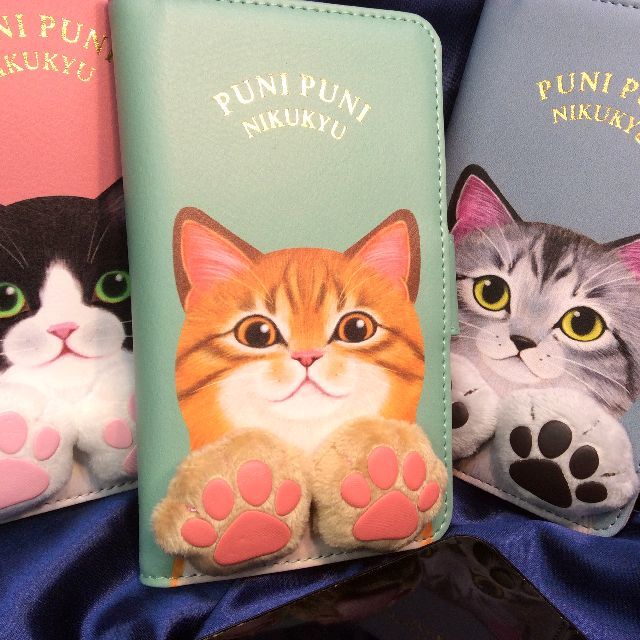 フェリシモ猫部の肉球付きスマホケースを3種類並べて置いた画像