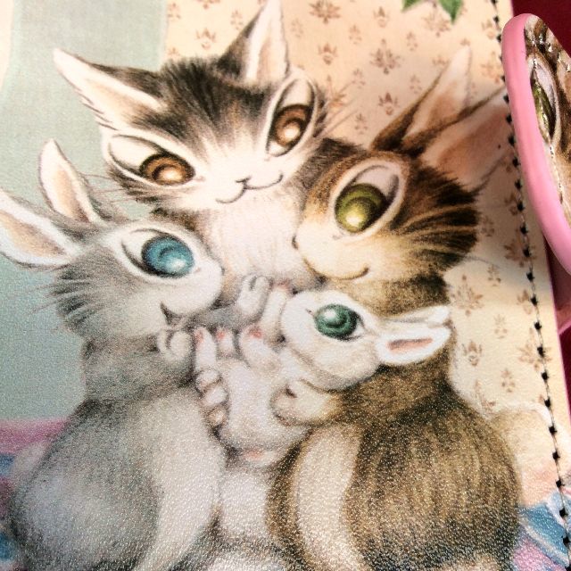 猫のダヤンのブック型スマホケースうさぎの表側のクローズアップ画像