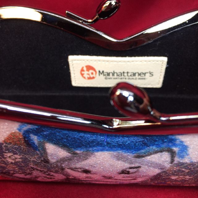 和マンハッタナーズのメガネケース「猫の文楽コラージュ衣装」柄の内側のロゴマークの画像