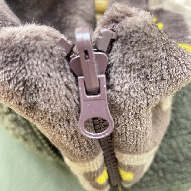 猫のダヤンのネックウォーマー腕組みダヤン柄のファスナーの画像
