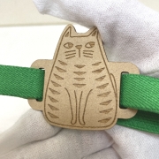 クルーシャルの御朱印帳バンド猫のだいふく柄を手に持った画像