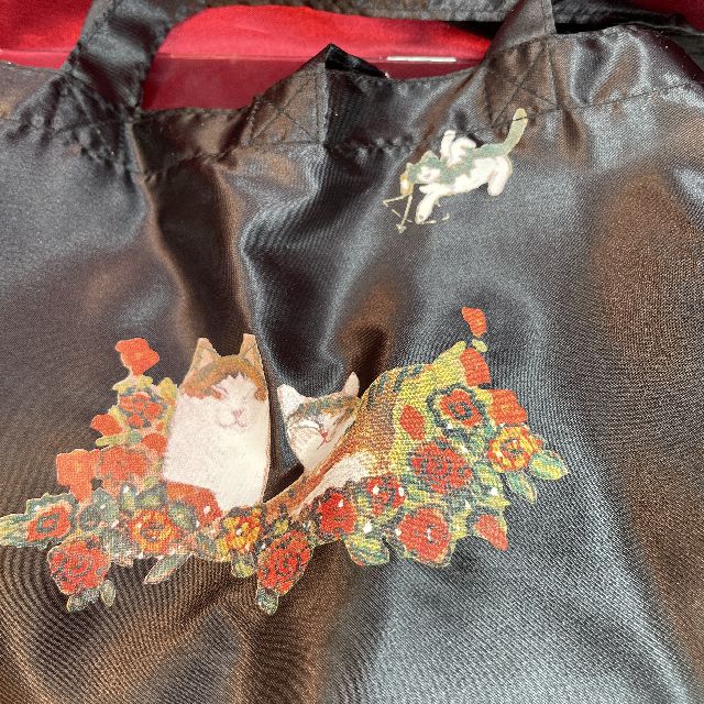 猫のマンハッタナーズの折りたたみ傘「天使の祝福」柄にセットのレインバッグの絵柄の画像