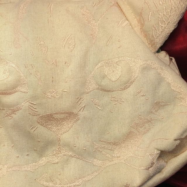 ルートート猫柄がま口バッグのオモテ側の刺繍のクローズアップ画像
