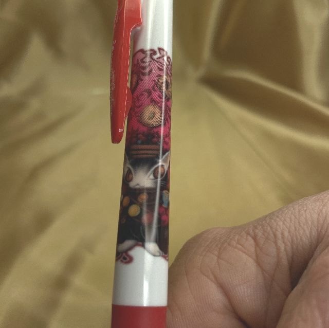 猫のダヤンのボールペン・マカロン柄・サラサクリップ赤色の絵柄の画像