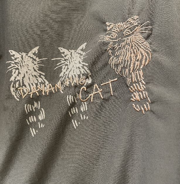 猫のダヤンのブルゾン「ふりむき」柄オリーブ色の刺繍絵柄の画像