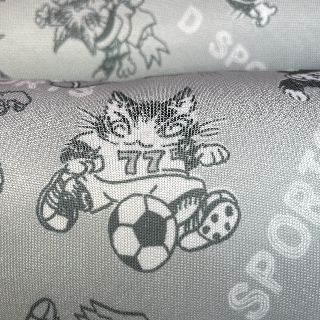 猫のダヤンのロールクッション「Ｄスポーツ」柄のサッカーの絵柄のクローズアップ画像