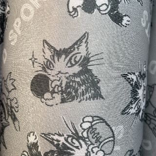 猫のダヤンのロールクッション「Ｄスポーツ」柄の卓球の絵柄のクローズアップ画像