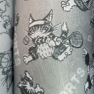 猫のダヤンのロールクッション「Ｄスポーツ」柄のテニスの絵柄のクローズアップ画像