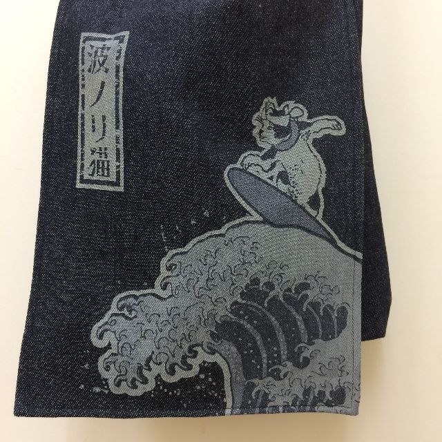 倉敷デニム製ショルダーバッグ「波ノリ猫」柄のオモテ側の絵柄のクローズアップ画像
