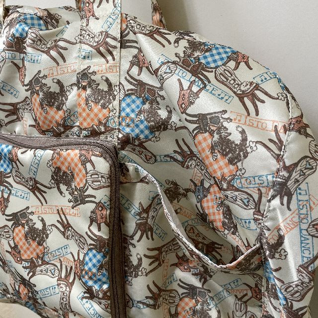 猫のダヤンの折りたためるボストンバッグ「椅子とダンス」柄のオモテ側のオープンポケットの画像