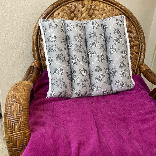 猫のダヤンのロールクッション「Ｄスポーツ」柄を椅子に置いた画像