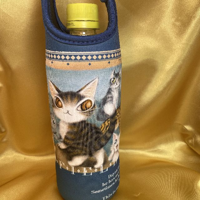 猫のダヤンのネオプレーンボトルケースWCC柄にペットボトルを入れた画像