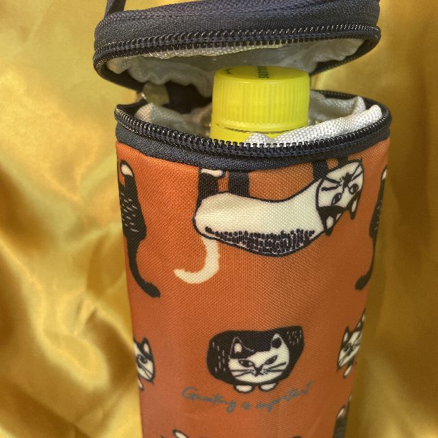 クスグルジャパンのボトルケース猫のマチルダさん柄にペットボトルを入れた画像