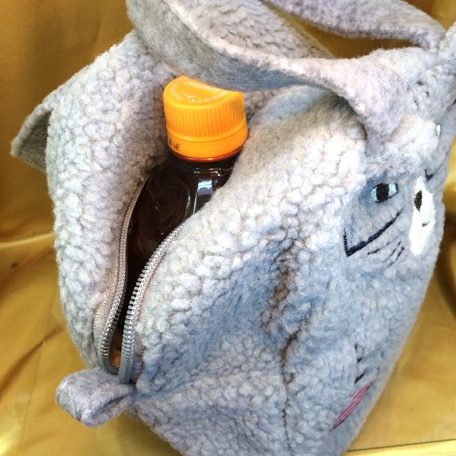 クスグルジャパンのネコザワさん丸いボア生地バッグに500ミリペットボトルを入れた画像