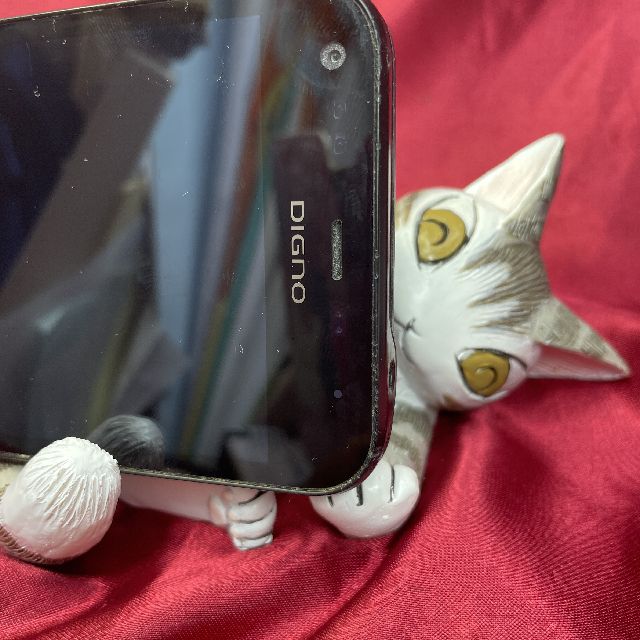 猫のダヤンのスマホスタンドにスマートフォンを横置きした画像