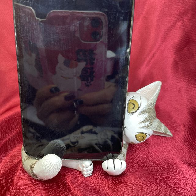 猫のダヤンのスマホスタンドごろん猫にスマートフォンを縦置きした画像