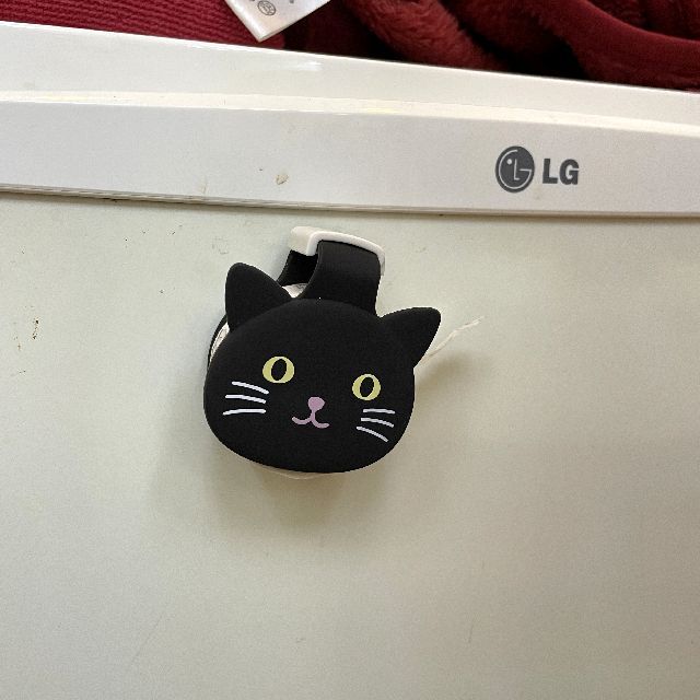 リヒトラブのマスキングテープカッター、黒猫を冷蔵庫に貼った画像