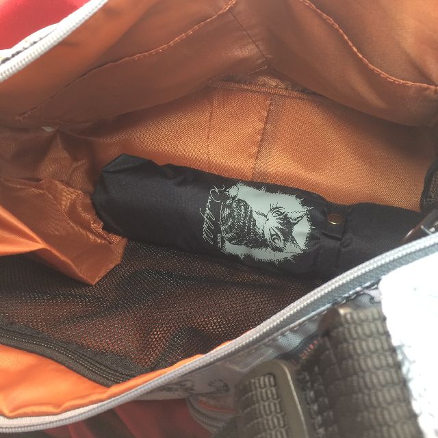 猫のダヤンの撥水ショルダーバッグ「DAYAN＆CHIP」柄に折り畳み傘を入れた画像