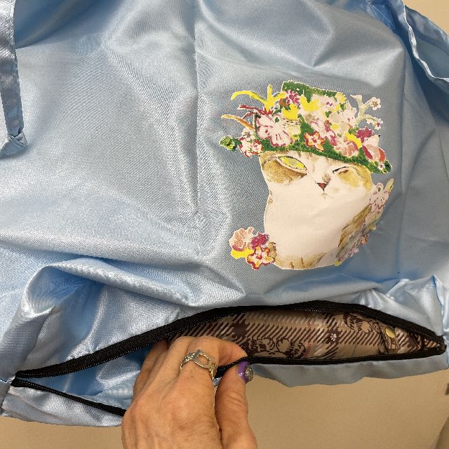 マンハッタナーズレインバッグ「ミケちゃんの花冠」柄の底ファスナーポケットに傘を入れた画像