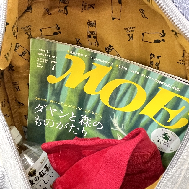 クスグルジャパンのネコまるけリュックサックに雑誌やタオルなどを入れた画像