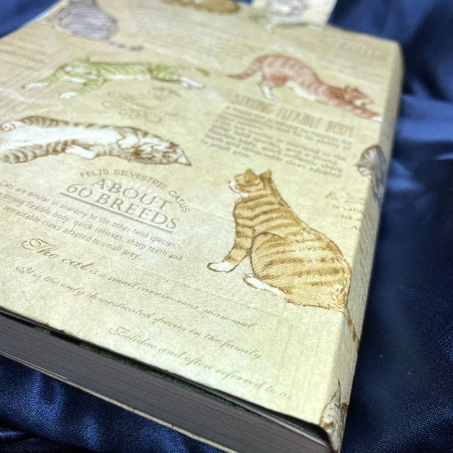 アーティミスの不織布猫柄ブックカバーを本に着けた画像
