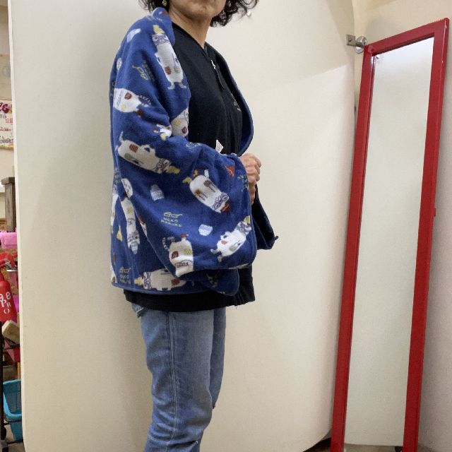 クスグルジャパンのひざ掛けネコザワ柄ネイビー色を肩に掛けた画像