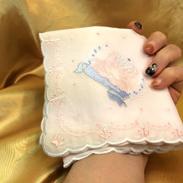 ダヤンの薄手刺繍ハンカチピンク色を手のひらに載せた画像