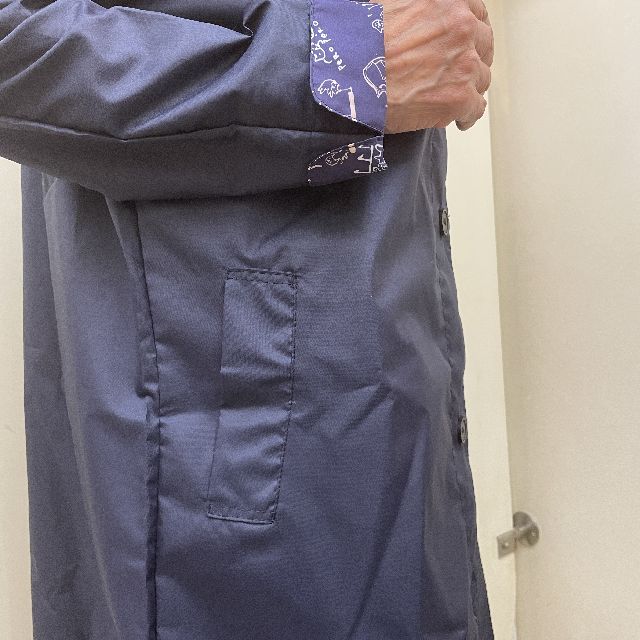 マンハッタナーズのレインコート「ミュージックキャット」柄ネイビー色の袖とポケットのの画像