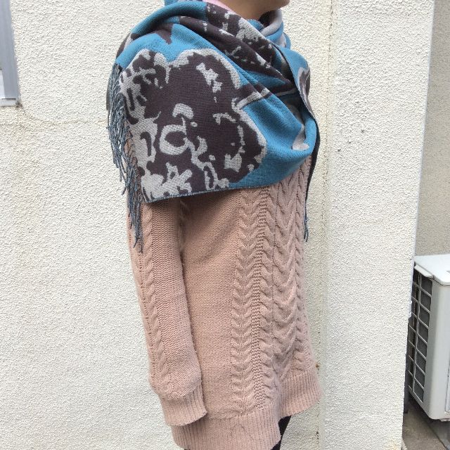 マタノアツコのウールストールを首に巻いた画像