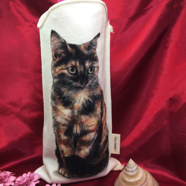 フェリシモ猫部サビ猫柄のペットボトルタオルに、ペットボトルを入れた画像