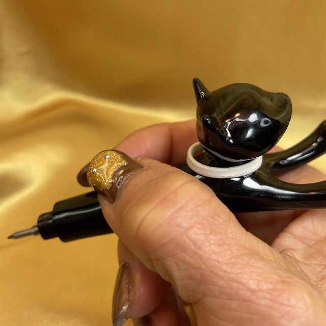 大西賢の猫型ボールペンCAT STYLE PEN BLACK のキャップを外して手に持った画像