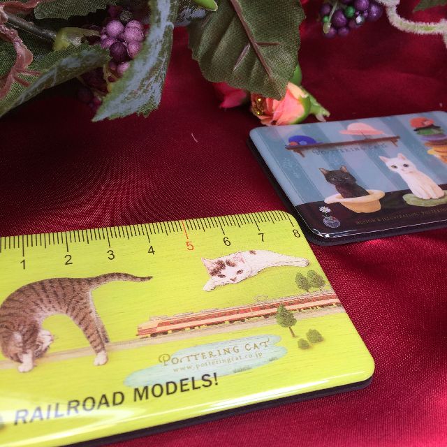 ポタリングキャットのカードマグネット「鉄道模型1」柄と「帽子」柄の画像