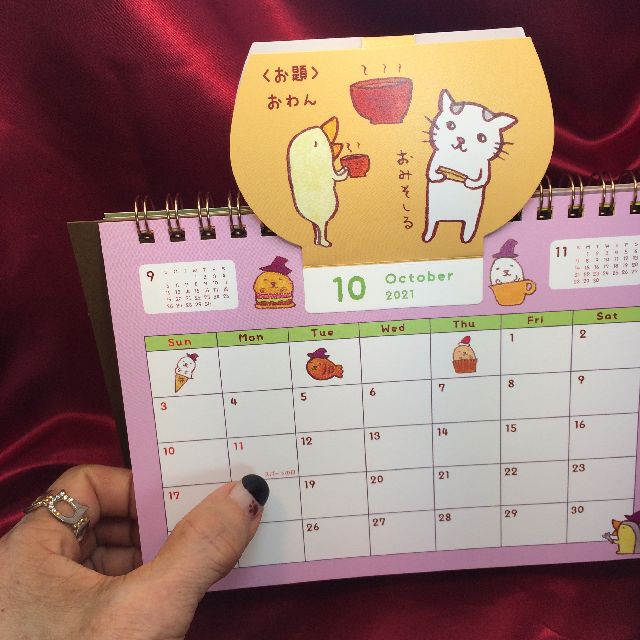 2021くちばしさくぞうポップアップ卓上カレンダーを手に持った画像