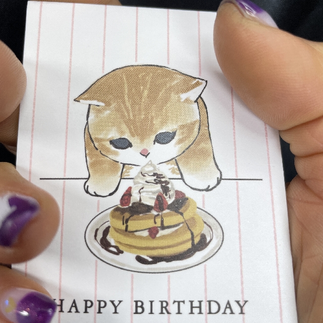 mofusandぢゅののミニポップアップカード誕生日祝いパンケーキ柄を手に持った画像