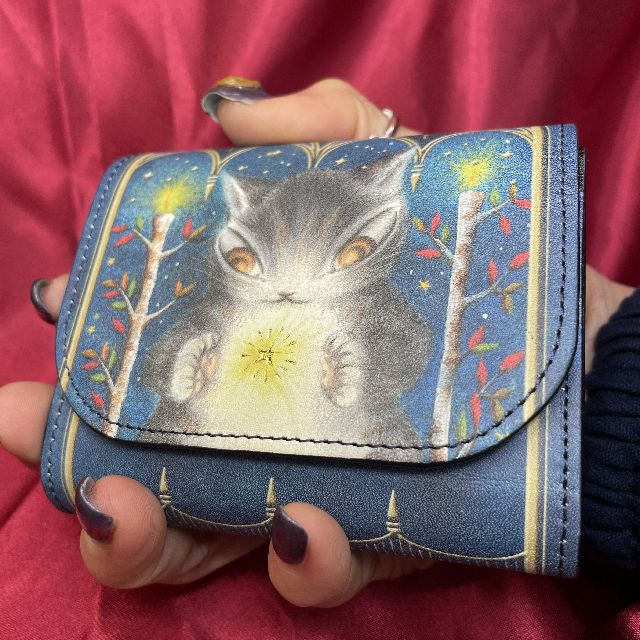 猫のダヤンのコンパクト財布WCCラップランド柄を手に持った画像